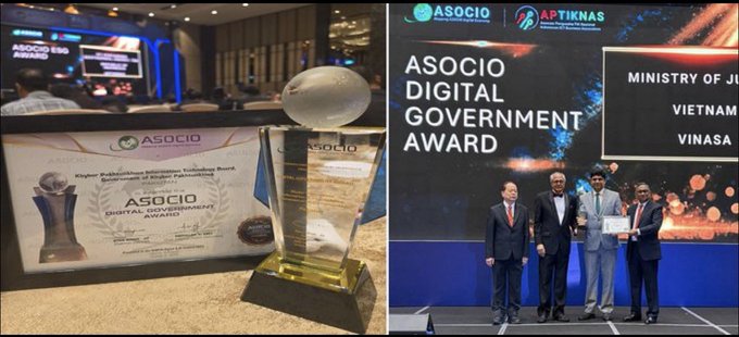 A split image showing the ASOCIO Digital Government Award certificate and trophy on the left, and four men on stage receiving the award for VINASA on the right.