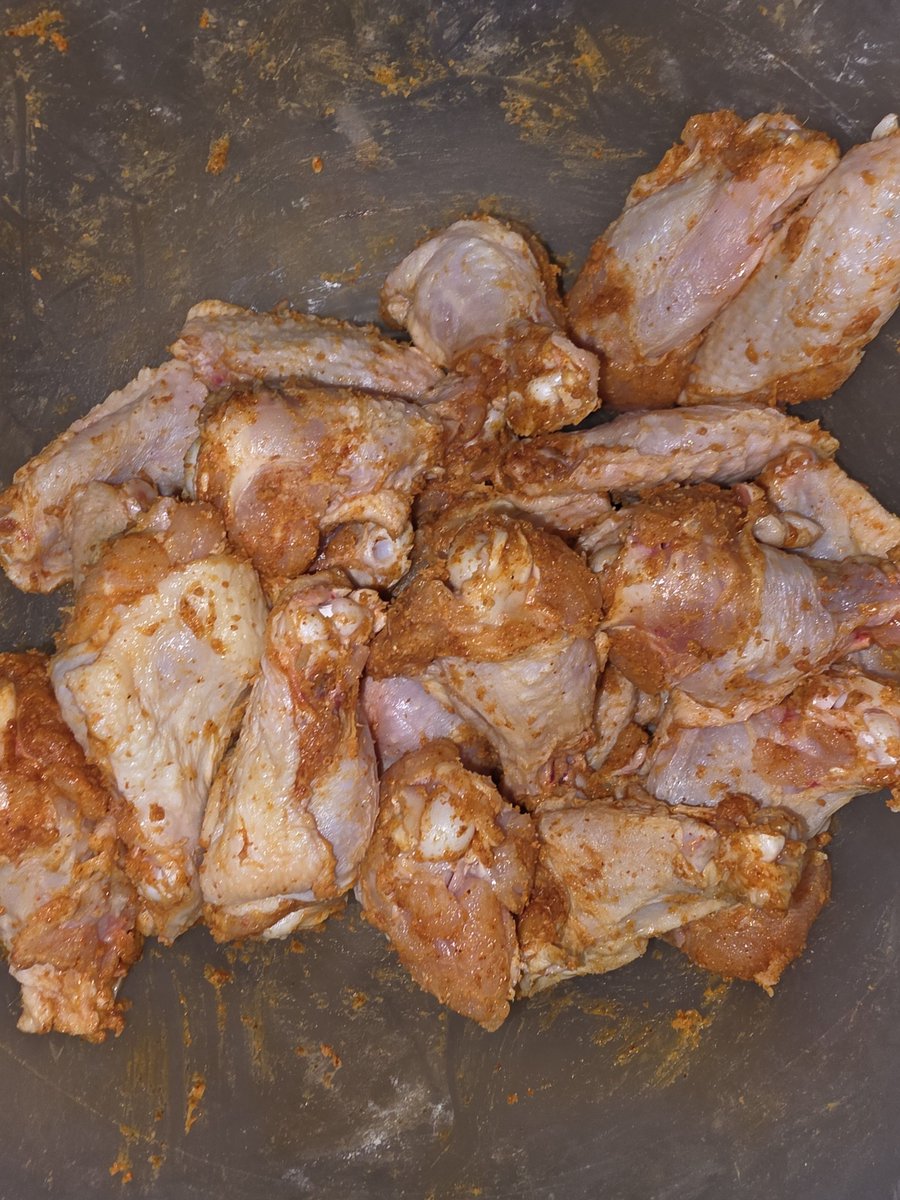SuttlesView's tweet photo. Air fryer wings this crispy shouldn't be legal ๐๐
My go-to: cayenne, onion powder, garlic powder, salt + canola oil, dredge in corn starch, air fry 380ยฐF 25 min then 400ยฐF 10 min.
Who's trying this tonight? ๐
#AirFryerRecipes #WingsWednesday #FoodTwitter #ChickenWingRecipe #CrispyChicken #EasyMeals #Foodgasm