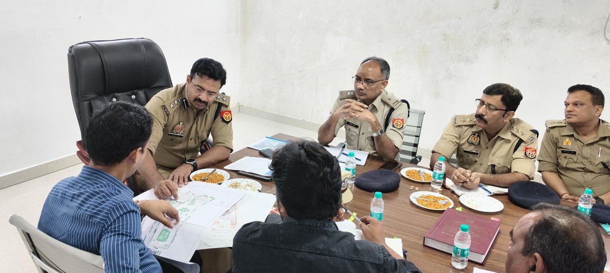 01BNSSF's tweet photo. आज दिनांक 06.10.26 को सेनानायक #01Bn #UPSSF श्री @DrSatishKumarSP जी द्वारा @uppwdofficial व कंस्ट्रक्शन कंपनी #Vensa के अधिकारियों के साथ गोष्ठी कर निमार्णाधीन #01Bn के कार्यों की समीक्षा की गई। इस दौरान उपसेनानायक @veerendra096 व अन्य अधि0/कर्म0 भी उपस्थित रहे। @DG_UPSSF https://t.co/QbnWDTOXr7