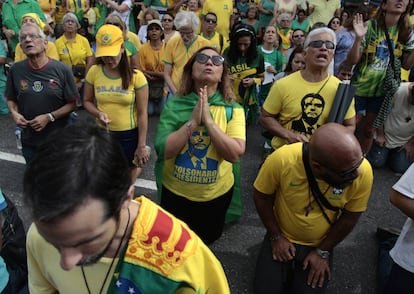 andres20ad's tweet photo. No me sorprende que fanáticos religiosos evangélicos voten en masa por un fascista de extrema derecha como Bolsonaro. Me hubiera sorprendido que hubieran votado por Lula. De una masa amorfa, guiada por el fanatismo, la ignorancia y la estupidez, no puede esperarse nada bueno. https://t.co/qivg5X6VPp