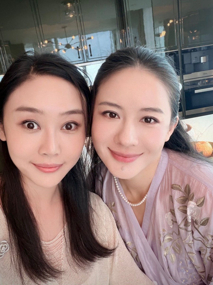 mscryptojiayi's tweet photo. 图���是4月21日香港最后一天，我和一姐一起早餐。

她告诉我，她怀孕了。她很开心，因为说她说她认为命中一定会有第四个孩子的。

我问“为什么”

她说“ Four”

我“那你为什么昨天高跟鞋BNB活动场地站了几个小时？你疯了吗？”

她说“但是还有用户都在等我排队拍照呢呀。”

她说的风轻云淡。

之后她有别的行程，然后我和她的助理开始吐槽她为什么那么不够珍惜自己。因为怀孕一个多月是非常危险的时间

过了几天，她告诉我，孩子没有了。

我没有勇气问她为了和用户多拍那些合影，这一切是否值得。我甚至不知道如何安慰她

再后���，看到了各种骗子利用她的合影做着营销，再后来看到有人恶意AI恶搞何一来博眼球要流量。 我都一直沉默，不敢问，不忍心问

今天，看到很多人因为某西方项目方的一句“中国社区你好”之类的举动引起集体高潮

我只想问大家，“你们是否记得，当中国用户甚至不是BN的问题你第一时间想的是不是找@heyibinance 来帮你解决？这才是是刻到骨子里面知道谁真正在乎用户”

@heyibinance ，今天有努力问你一句，你认为一切值得吗？
