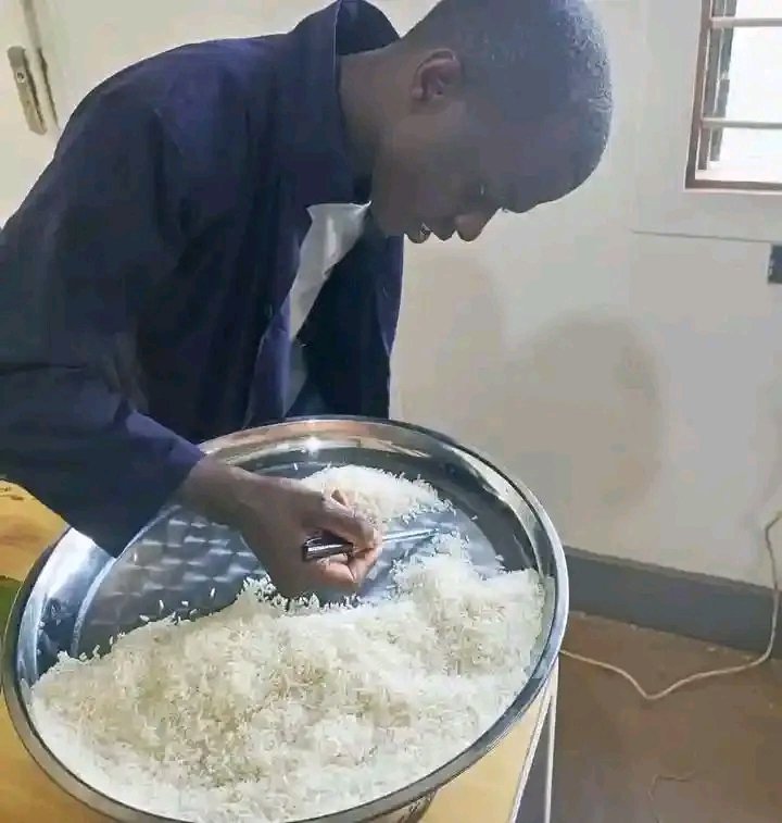 Kelvin451145's tweet photo. Support Messi or count rice 

Me; https://t.co/zocJcS3Oi2