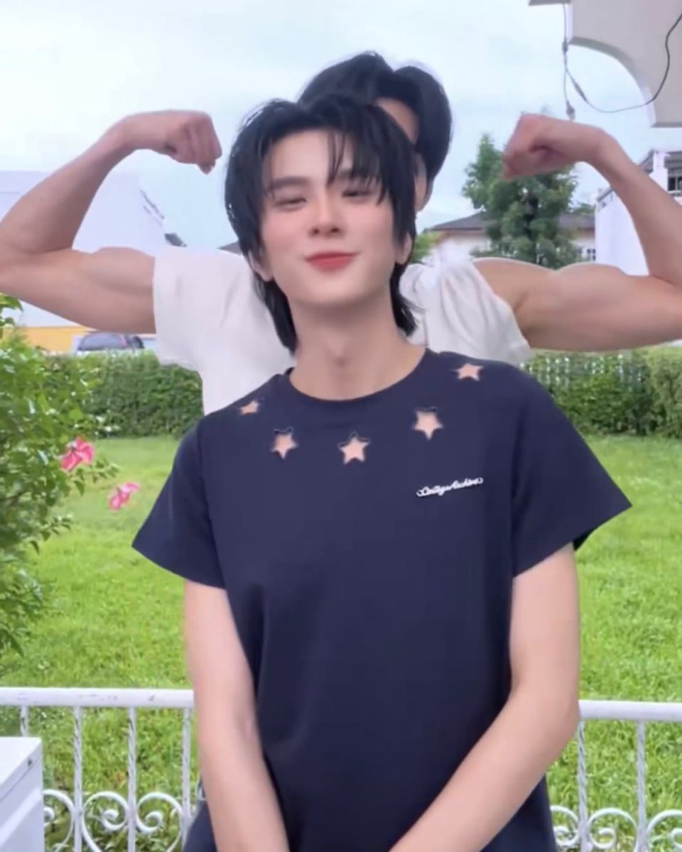 zhluvia's tweet photo. im sick they need to open pinterest acc and posting those mlm biceps size differences 😭 https://t.co/RReA20UWFi