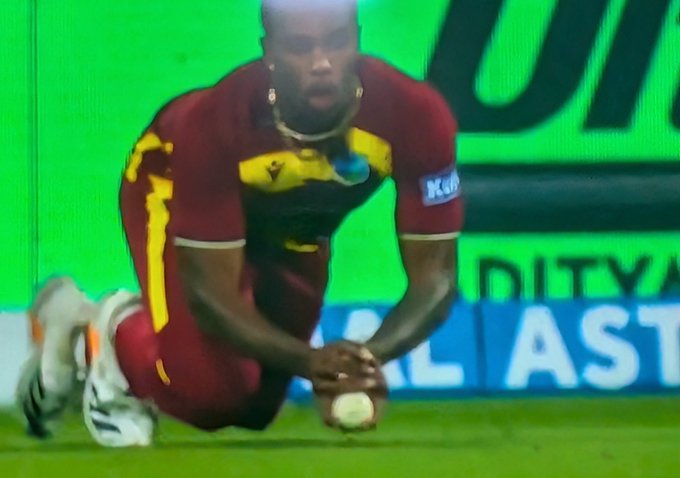 TUnlimitedd's tweet photo. How TF was this decision given not out. 😂😂😂😂 

This is getting out of hand now. 

BCCI IS KILLING, MURDERING AND INSULTING OUR BEAUTIFUL GAME OF CRICKET. 

BCCI are corrupt and a dark stain on international cricket. 
Hand in gloves with the ICC and this is what it has come to. 

Windies players should boycott this t20i series and go back home. 

Let the WICB lose out the money but not at the cost of your dignity and self respect.
