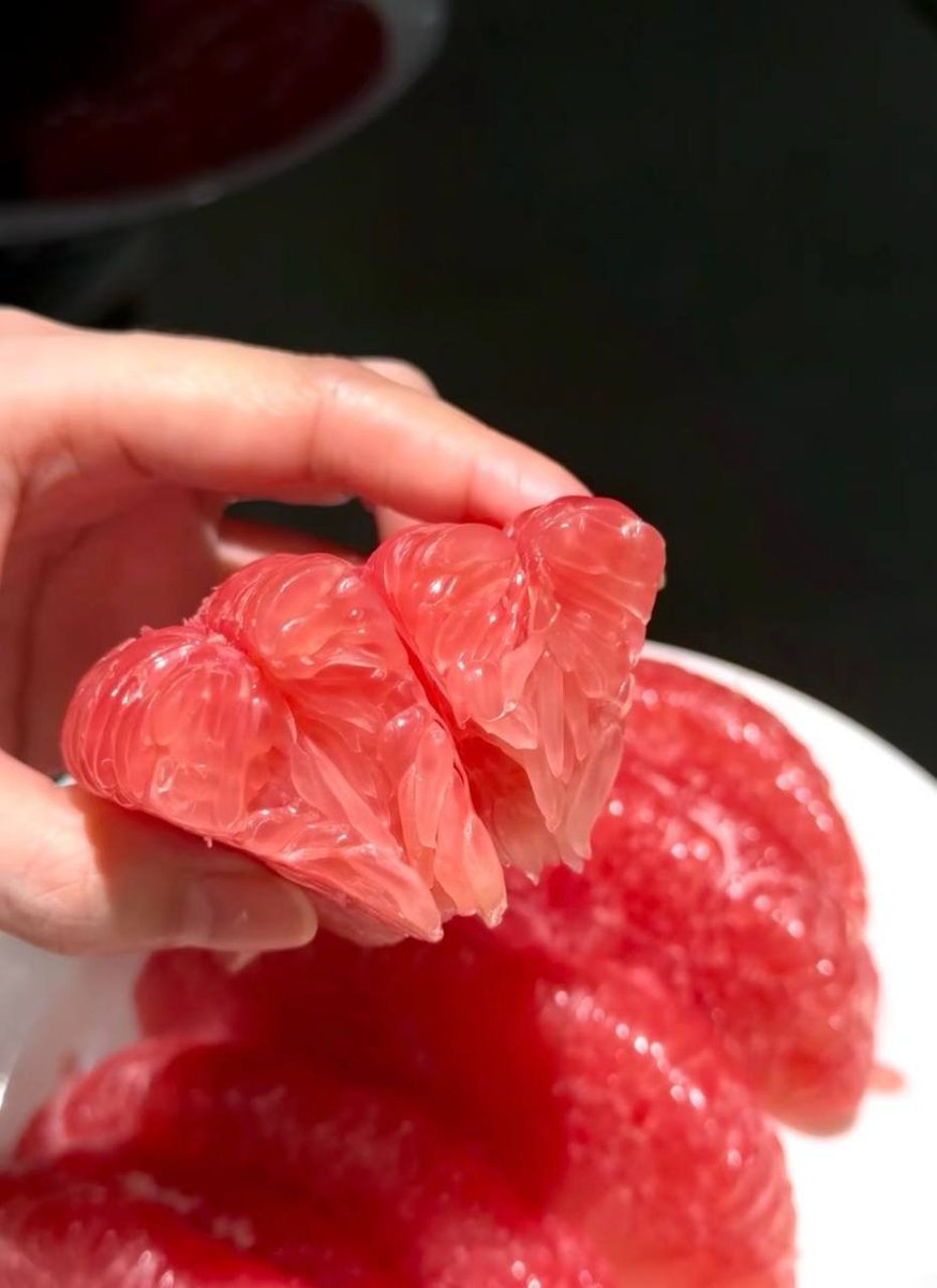 MoonlitBabe_se's tweet photo. I peeled it. I photographed it. Now nobody interrupt snack time. 😂🍊 https://t.co/tJSSp4POOH