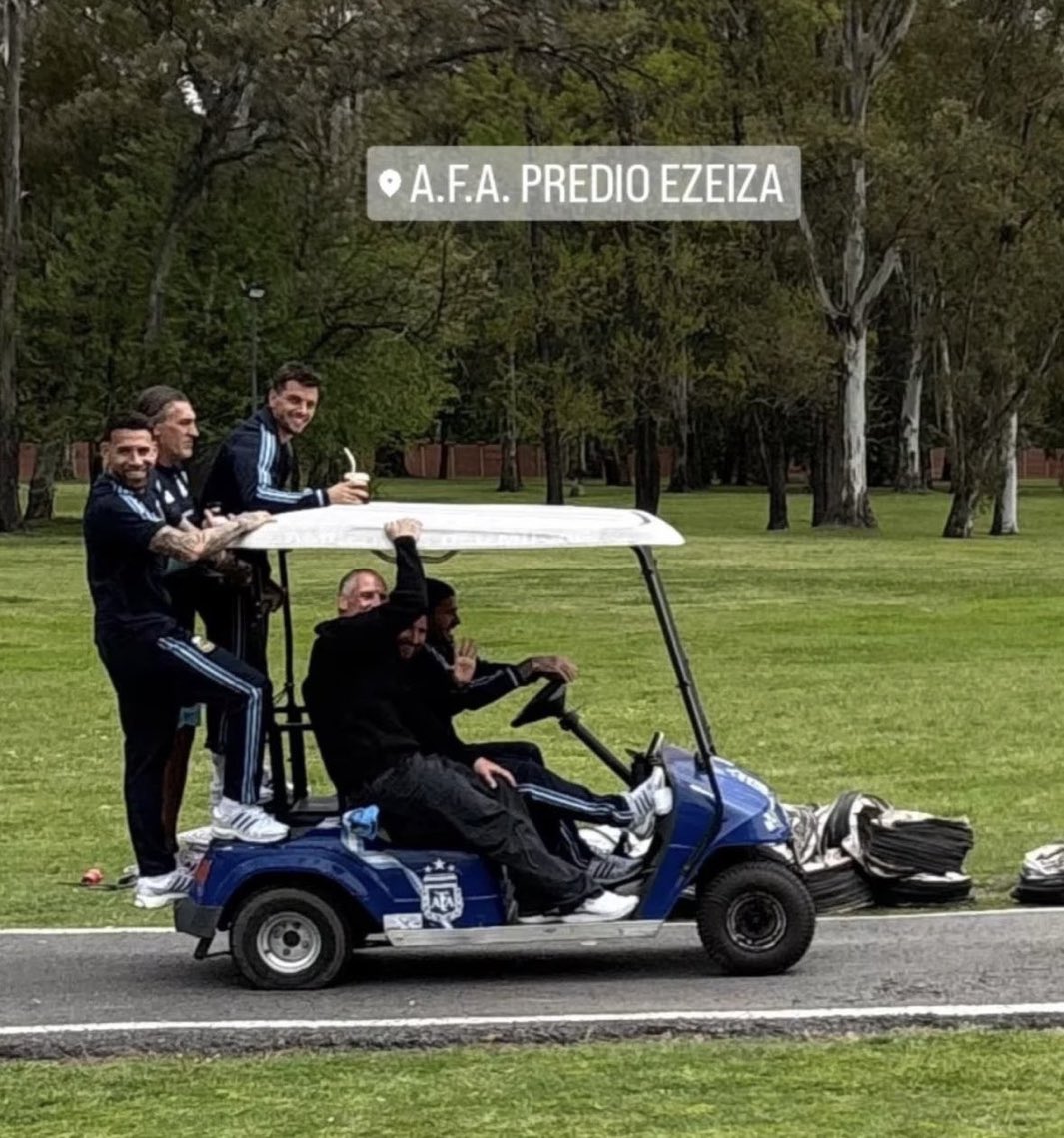 movimentdepaul7's tweet photo. De Paul manejando JAJJAJAAJA

Estamos todos llorando porque se va y Leo aparece en un carrito a los pedos con Ota, Gio y De Paul que maneja lpm 😂😂 https://t.co/QMDj2jSLoR