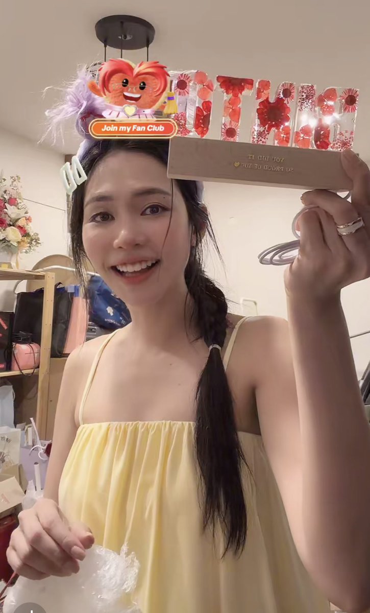 norisfunbase's tweet photo. BINT LIVE SUMMARY 📱
#bintsireethorn #thongsbaby

• 23K viewers, over 3 million likes👏🏻
• She became a brand ambassador! (OMG)
• She received an iPhone 18 Pro Max! (OMG)
• She was so happy with every gift, but asked everyone to include a card or a message with it.
• It doesn’t matter if you’ve only just discovered her—she’s always delighted to welcome new fans.
• Thanks to us, she has received so many new opportunities she never had before, and she’s sincerely grateful for all of them.
• They came up with the love scene together: the director suggested the hair-pulling, Bint suggested the leg movement, and Puinoon liked it very much…everything else happened naturally in the heat of the moment.
• Everyone who can, please go to CentralWorld on the 9th—she’s really looking forward to seeing you all!