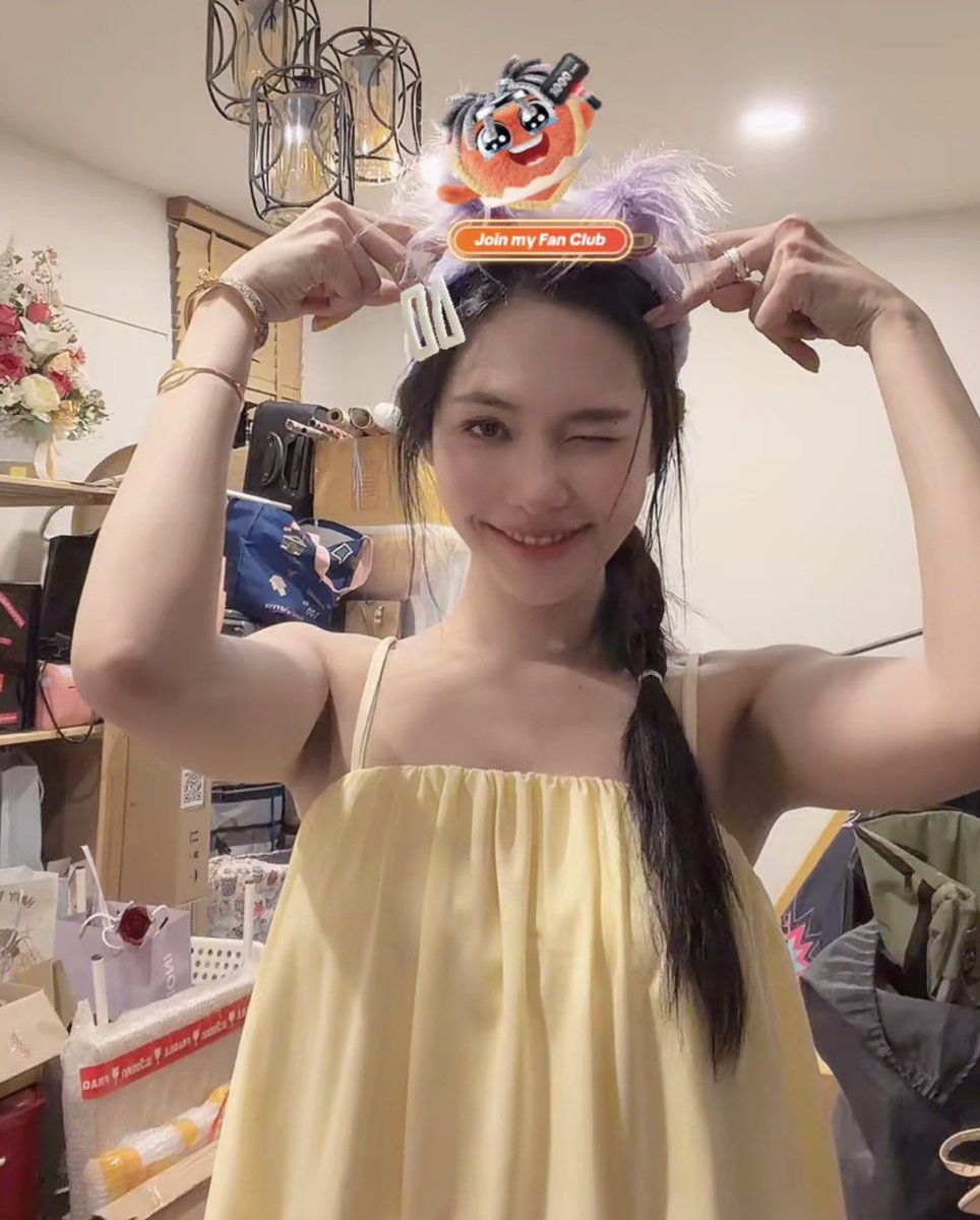 norisfunbase's tweet photo. BINT LIVE SUMMARY 📱
#bintsireethorn #thongsbaby

• 23K viewers, over 3 million likes👏🏻
• She became a brand ambassador! (OMG)
• She received an iPhone 18 Pro Max! (OMG)
• She was so happy with every gift, but asked everyone to include a card or a message with it.
• It doesn’t matter if you’ve only just discovered her—she’s always delighted to welcome new fans.
• Thanks to us, she has received so many new opportunities she never had before, and she’s sincerely grateful for all of them.
• They came up with the love scene together: the director suggested the hair-pulling, Bint suggested the leg movement, and Puinoon liked it very much…everything else happened naturally in the heat of the moment.
• Everyone who can, please go to CentralWorld on the 9th—she’s really looking forward to seeing you all!
