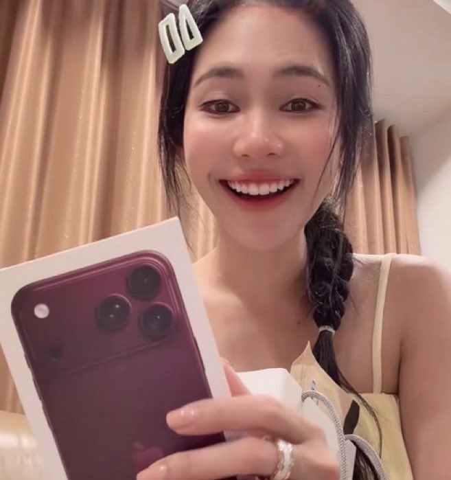 norisfunbase's tweet photo. BINT LIVE SUMMARY 📱
#bintsireethorn #thongsbaby

• 23K viewers, over 3 million likes👏🏻
• She became a brand ambassador! (OMG)
• She received an iPhone 18 Pro Max! (OMG)
• She was so happy with every gift, but asked everyone to include a card or a message with it.
• It doesn’t matter if you’ve only just discovered her—she’s always delighted to welcome new fans.
• Thanks to us, she has received so many new opportunities she never had before, and she’s sincerely grateful for all of them.
• They came up with the love scene together: the director suggested the hair-pulling, Bint suggested the leg movement, and Puinoon liked it very much…everything else happened naturally in the heat of the moment.
• Everyone who can, please go to CentralWorld on the 9th—she’s really looking forward to seeing you all!