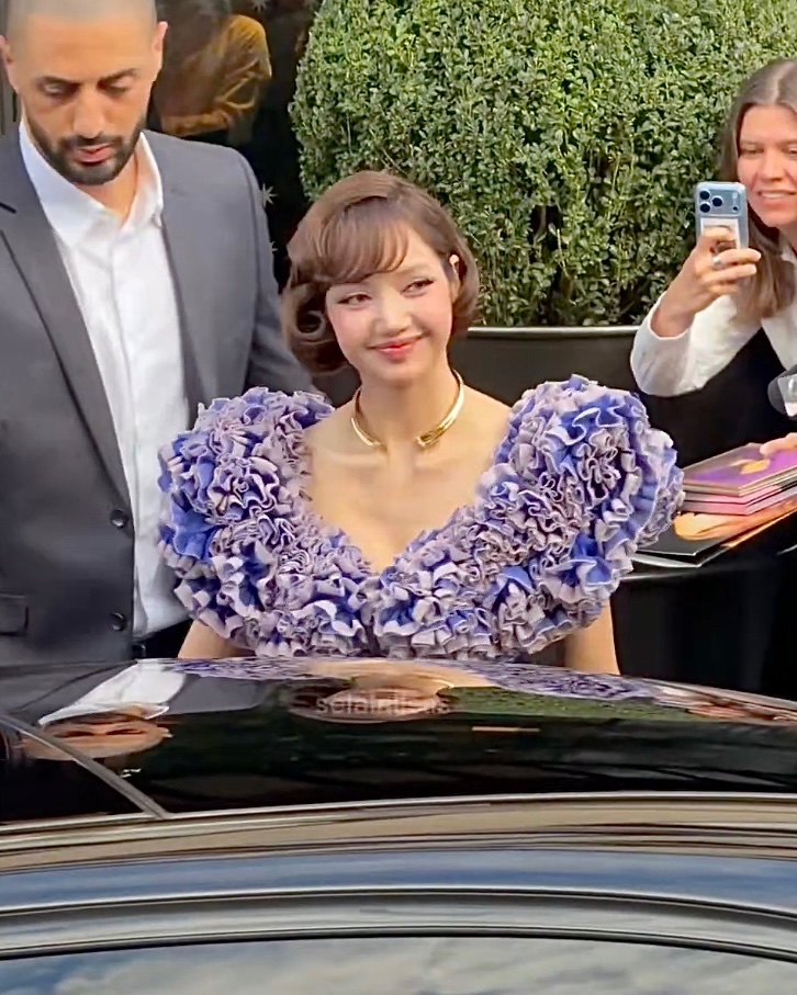 TheePopCore's tweet photo. LISA exudes class and elegance on the way to the Louis Vuitton show in Paris. https://t.co/DILHfnJ1wG