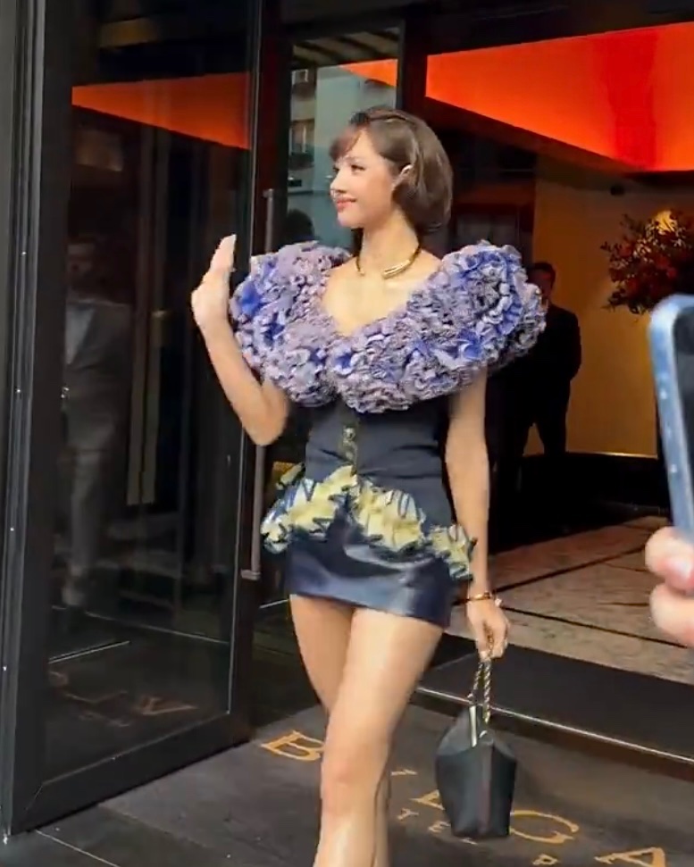 TheePopCore's tweet photo. LISA exudes class and elegance on the way to the Louis Vuitton show in Paris. https://t.co/DILHfnJ1wG