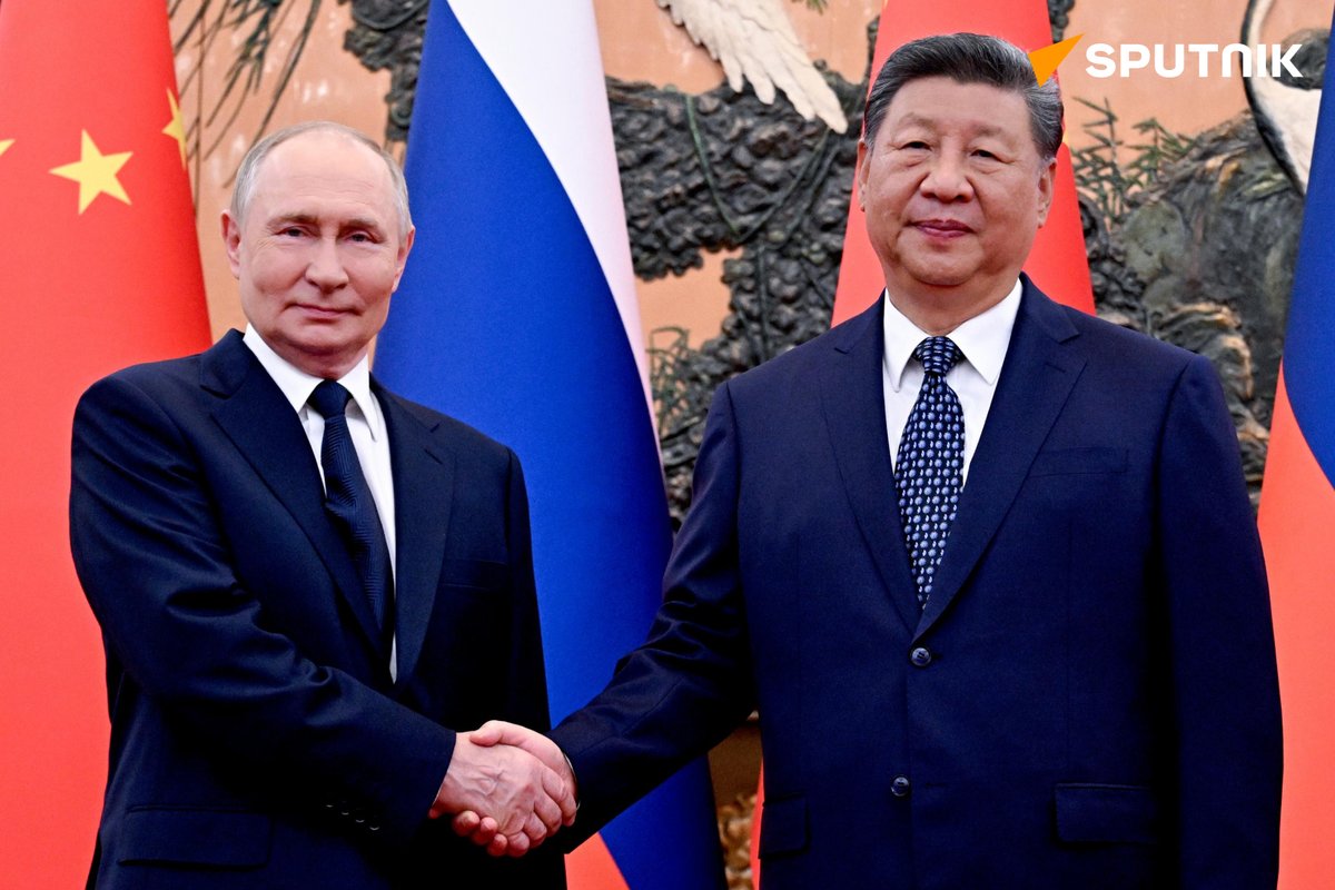 sputnik_jp's tweet photo. 【プーチン大統領、APEC首脳会議に合わせて習近平主席と2者会談実施へ】

❗️ 首脳会談について合意したものの、具体的な日時について明言するのは現時点は難しい。ロシアのウシャコフ大統領補佐官はこう述べた。APEC首脳会議は11月18～19日に中国の深圳で開かれる。

ウシャコフ氏はまた、同会議に合わせたトランプ米大統領を交えた3者会談の開催については、まだ協議されていないと指摘した。トランプ大統領が首脳会議に出席する場合、3カ国首脳会議の機会が設けられるかどうかは、APEC首脳会議の議長国である中国の決定にかかっているという。