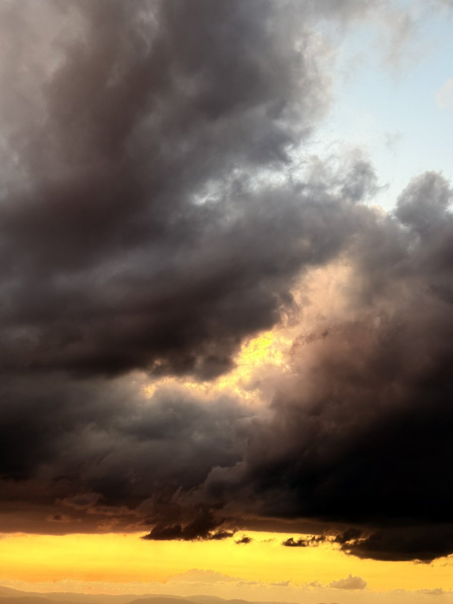 QPM26's tweet photo. Fire clouds ☁️🔥💕 https://t.co/NNTWKhdy4g