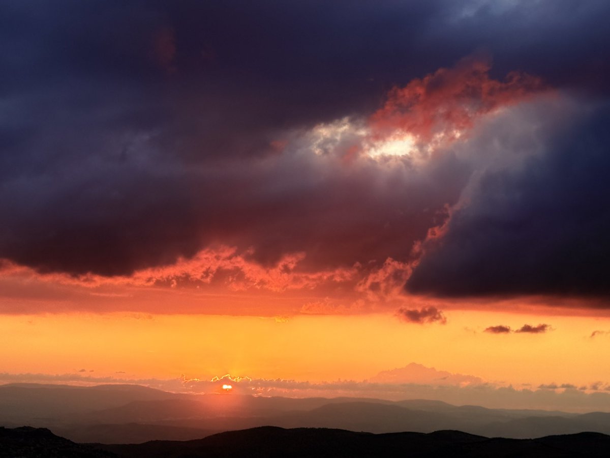 QPM26's tweet photo. Fire clouds ☁️🔥💕 https://t.co/NNTWKhdy4g