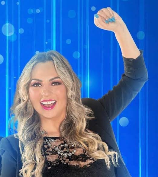 giss970's tweet photo. Que rico decir la CANTANTE, ACTRIZ, EMPRESARIA e ICONO DEL POP en México ganó la casa de los famosos y no reducirlo a “influencer” sin talento. 
Gracias Dios 

#LaCasaDeLosFamososMéxico 
#LaCasaDeLosFamososMx https://t.co/y7biotPqDK
