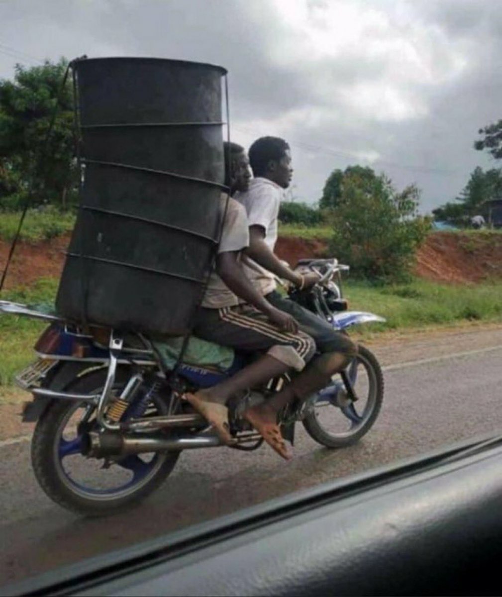 Mi_ssi_ssi_ppi_'s tweet photo. "Wee mzee nimesema simama mahali utaona Kango Ka Jaramogi" https://t.co/kcAkD56Fj9