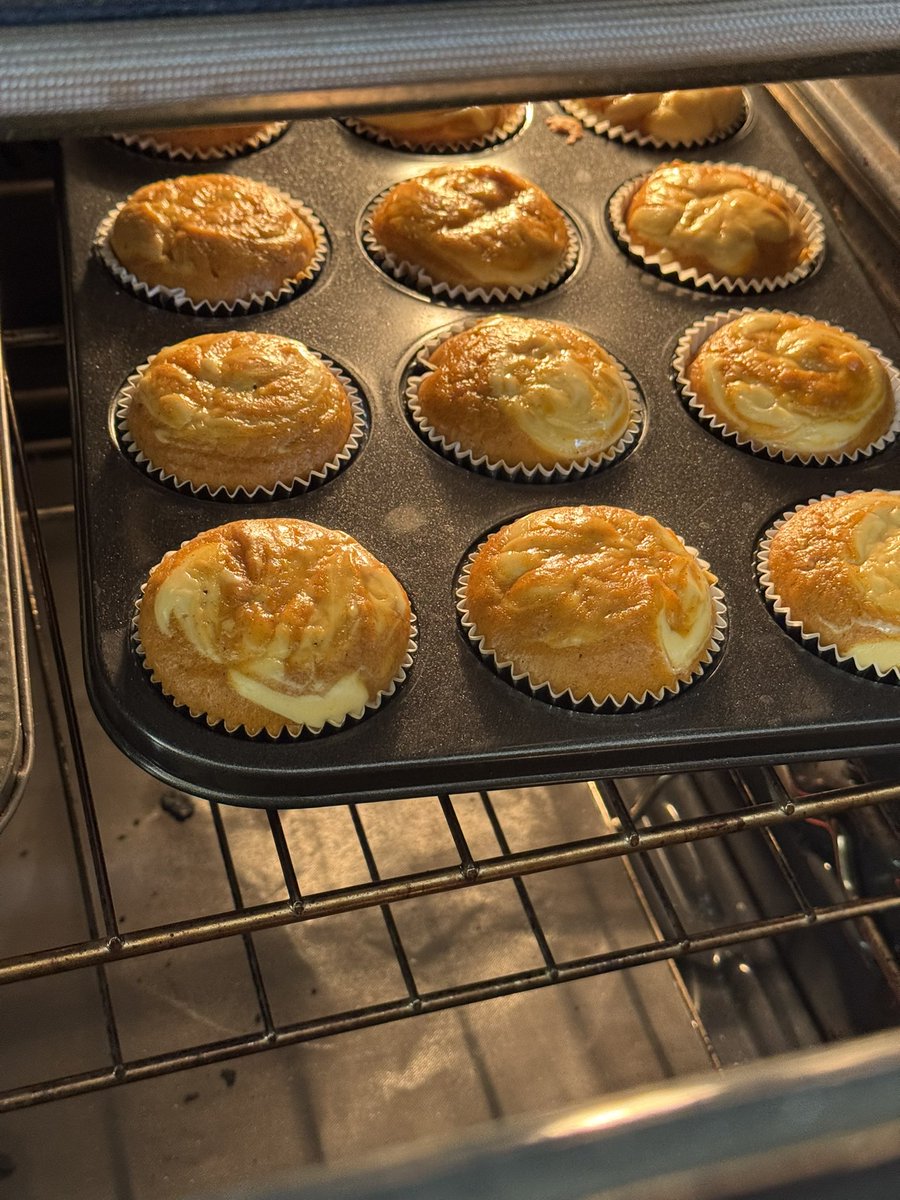 ck4wx's tweet photo. pumpkin cream cheese swirl muffins ✨ https://t.co/jZj0yolxCQ
