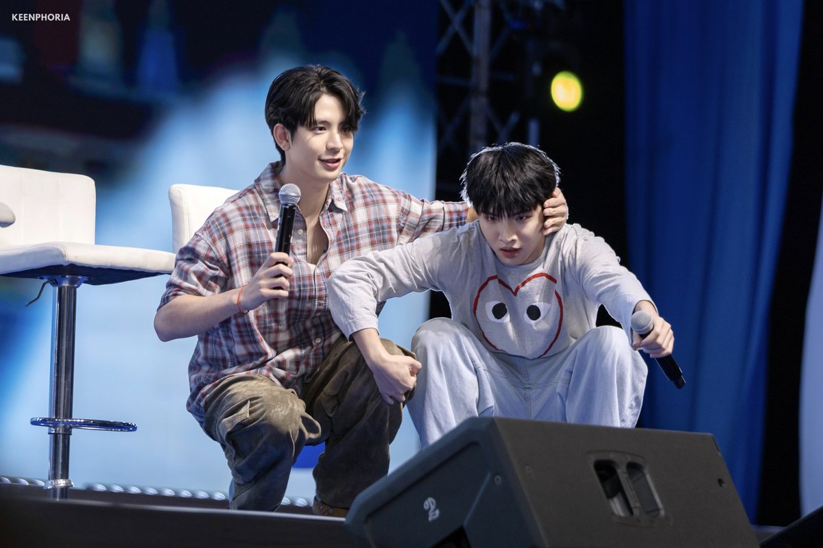 keenphoria's tweet photo. เป็นการจำลองซีนใน ซร. ที่วุ่นวายมากทีเดียว ซีคีนนอนน้อยแต่ดีดมาก ป้าจะบ้าา 🤣

TALAY GOONG LOVEABLE FS

#GMMTVFANIVAL2026HappyFamilyxSK 
#SeaKeen https://t.co/jOiBG4Gpot