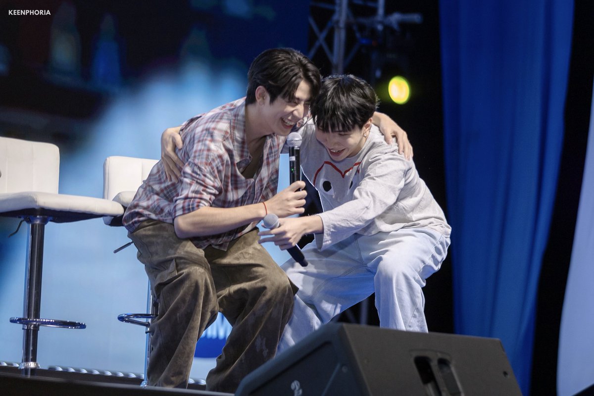 keenphoria's tweet photo. เป็นการจำลองซีนใน ซร. ที่วุ่นวายมากทีเดียว ซีคีนนอนน้อยแต่ดีดมาก ป้าจะบ้าา 🤣

TALAY GOONG LOVEABLE FS

#GMMTVFANIVAL2026HappyFamilyxSK 
#SeaKeen https://t.co/jOiBG4Gpot