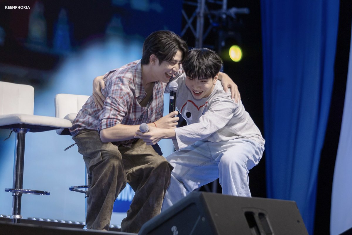 keenphoria's tweet photo. เป็นการจำลองซีนใน ซร. ที่วุ่นวายมากทีเดียว ซีคีนนอนน้อยแต่ดีดมาก ป้าจะบ้าา 🤣

TALAY GOONG LOVEABLE FS

#GMMTVFANIVAL2026HappyFamilyxSK 
#SeaKeen https://t.co/jOiBG4Gpot