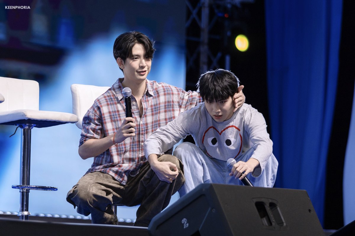 keenphoria's tweet photo. เป็นการจำลองซีนใน ซร. ที่วุ่นวายมากทีเดียว ซีคีนนอนน้อยแต่ดีดมาก ป้าจะบ้าา 🤣

TALAY GOONG LOVEABLE FS

#GMMTVFANIVAL2026HappyFamilyxSK 
#SeaKeen https://t.co/jOiBG4Gpot