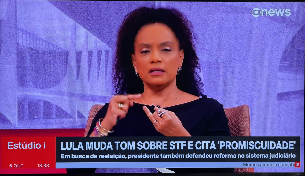 MarceloRoMonte's tweet photo. Neste momento, a militante petista que se faz passar por jornalista enumera (contando nos dedos) “as muitas entregas do governo Lula” - inclusive os preços mais baixos que no governo anterior (hein???) - e conclui que a culpa do fracasso no primeiro turno foi do secretário de Comunicação, que não soube comunicar aos brasileiros “o grande legado” de Lula.

Então fica combinado assim, minha senhora: Lula está fazendo um governo maravilhoso; nós, eleitores, é que não fomos informados disso.

Não tenho procuração do tal Sidônio, nem tenho a menor pretensão de defendê-lo, mas francamente, minha senhora… 🤡