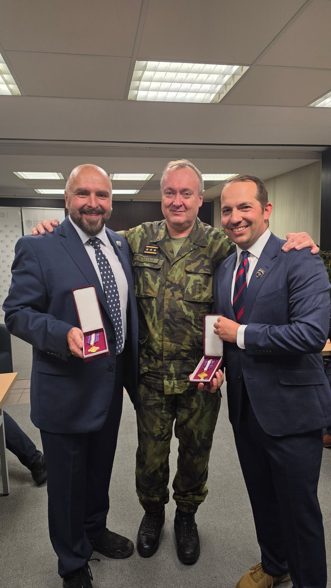 JanHermanek's tweet photo. 🇨🇿🎖️ Je pro mě obrovskou ctí a zároveň závazkem převzít Záslužný kříž I. stupně Vojenské kanceláře prezidenta republiky.

Ocenění jsem společně s @josef_stary  převzal 28. září na Velvyslanectví České republiky 🇨🇿 v Kyjevě 🇺🇦 z rukou generála Radka Hasaly, náčelníka Vojenské kanceláře prezidenta republiky @prezidentpavel .

Že se tak stalo právě na Den české státnosti, v den spojený také se vznikem československých legií, pro mě 🪖 znamená o to víc 🫡.

Za tuto čest chci Vojenské kanceláři prezidenta republiky a generálu Hasalovi upřímně poděkovat. Velmi si vážím toho, že naše dlouhodobá práce pro napadenou Ukrajinu 🇺🇦 a zároveň pro bezpečnost České republiky 🇨🇿 je takto vnímána a oceněna.

Přestože je na kříži moje jméno, nevnímám jej jako ocenění pouze své práce. Patří všem lidem z @Team4Ukraine1, kteří už roky obětují svůj čas, pohodlí, peníze a často podstupují i nemalé riziko, aby naše práce měla skutečný dopad. Patří také všem našim podporovatelům, partnerům a dárcům, bez kterých bychom nikdy nedokázali to, co jsme společně dokázali.

Jsem na náš tým nesmírně hrdý. ❤️

Záslužný kříž pro mě není tečkou ani odměnou za něco dokončeného. Je především závazkem pokračovat.

Protože pomoc Ukrajině a obrana její svobody je zároveň investicí do bezpečnosti naší vlastní země 🇨🇿.

Děkuji za tuto mimořádnou čest a za důvěru. 🇨🇿🤝🇺🇦

"Světlem proti temnotě!"🕯