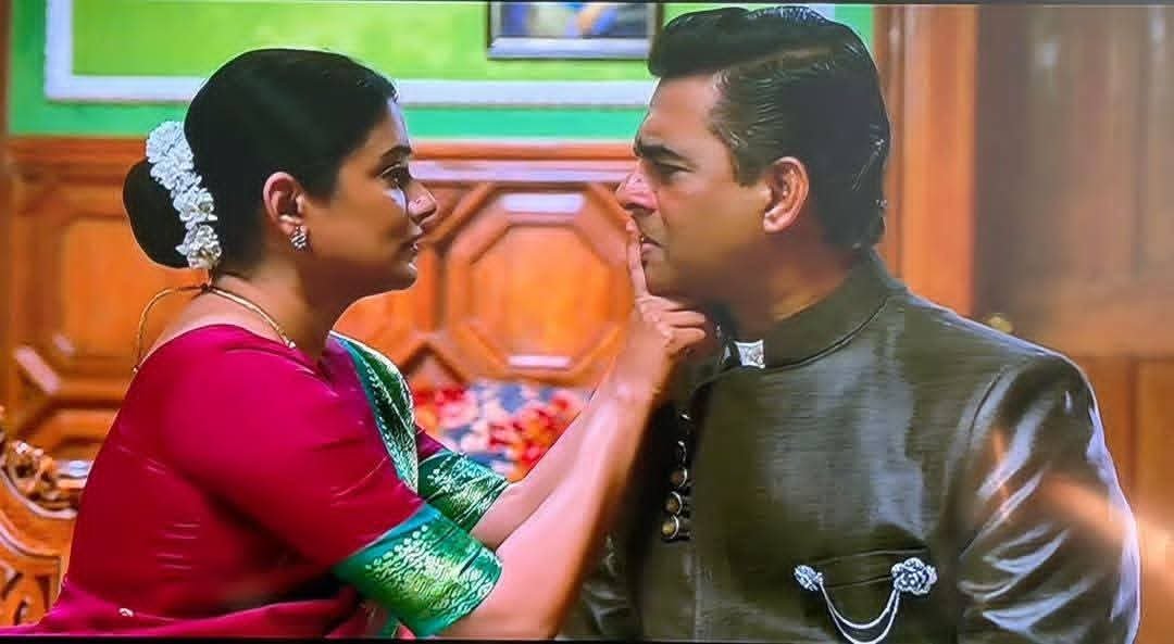 SubathraDevi_'s tweet photo. Rasanai Shriram :
GDN படம் பார்த்துக் கொண்டிருந்தேன். படம் கிடக்கிறது விடுங்கள். படம் ஆரம்பித்த 15,20 நிமிடங்களில் வரும் ஒரு காட்சியிலேயே மனது நின்று விட்டது. ஜிடிநாயுடுவின் மனைவி செல்லம்மாள் (படத்தில் ப்ரியாமணி) தன் கணவரை கூப்பிட்டு பேசுகிறார். 

”சுதேசி மிஷின்களை செஞ்சு நம்ம நாட்டு மக்களோட வாழ்க்கையை உயர்த்தனும்ற உங்க கனவு ரொம்ப பெருசுங்க”

(கரெக்டு தான்)

”உங்க லட்சியத்துக்கு தடையா எதுவும் இருக்கக்கூடாதுங்க”

(அதுவும் ��ரெக்டு தான்)

”பிசினஸ் நடுவுல நான் எப்படியிருக்கேன், எங்க இருக்கேன்னு நீங்க குடும்பத்தை பத்தி யோசிக்கக்கூடாது”

(இதுவும் கொஞ்சம் கரெக்ட்டா தான் படுது)

”அதுக்காக நான் ஒரு முடிவு எடுத்துருக்கேன்ங்க. நீங்க இன்னொரு கல்யாணம் பண்ணிக்கங்க”

(எதே..)

”நீங்க என்ன யோசிக்கிறீங்கன்னு புரியுது. நம்ம புள்ளைங்களை நானே தனியா வளர்த்துக்கறேன். நீங்க எதுவும் பேசக்கூடாது”

தன் சந்தோசத்தை மறை��்துக்கொண்டு ஜிடிநாயுடு செல்லமாளை அணைத்துக்கொள்வதோடு அந்த சீன் முடிகிறது. அடுத்த சீனில் ஜிடிநாயுடு இளசாய் இன்னொரு பெண்ணை வேண்டாவெறுப்பாய்(!) கல்யாணம் செய்து கொள்கிறார். 

டைரக்டர் சார், ஏதோ அந்தக்கால வழக்கத்துல சீயான் ஜிடிநாயுடு 2 கல்யாணம் கட்டிக்கிட்டார் போல. அத்தோட விட வேண்டியது தானே? அதுக்கு சுதேசி, நாட்டு மக்கள், கனவு, லட்சியம்ன்னு விட்டீங்க பாரு ஒரு பீலா..புதுசா இருக்குண்ணே, இந்த லாஜிக் ரெம்ப புதுசா இருக்கு !!

நான் ஏன் ஜிடிநாயுடு மாதிரி சயிண்டிஸ்ட் ஆகலை, நாட்டு மக்களுக்கு சேவை செய்யலைன்னு இப்ப புரியுது. 😌