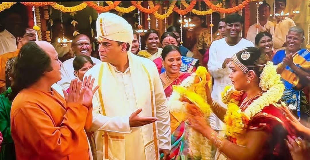SubathraDevi_'s tweet photo. Rasanai Shriram :
GDN படம் பார்த்துக் கொண்டிருந்தேன். படம் கிடக்கிறது விடுங்கள். படம் ஆரம்பித்த 15,20 நிமிடங்களில் வரும் ஒரு காட்சியிலேயே மனது நின்று விட்டது. ஜிடிநாயுடுவின் மனைவி செல்லம்மாள் (படத்தில் ப்ரியாமணி) தன் கணவரை கூப்பிட்டு பேசுகிறார். 

”சுதேசி மிஷின்களை செஞ்சு நம்ம நாட்டு மக்களோட வாழ்க்கையை உயர்த்தனும்ற உங்க கனவு ரொம்ப பெருசுங்க”

(கரெக்டு தான்)

”உங்க லட்சியத்துக்கு தடையா எதுவும் இருக்கக்கூடாதுங்க”

(அதுவும் ��ரெக்டு தான்)

”பிசினஸ் நடுவுல நான் எப்படியிருக்கேன், எங்க இருக்கேன்னு நீங்க குடும்பத்தை பத்தி யோசிக்கக்கூடாது”

(இதுவும் கொஞ்சம் கரெக்ட்டா தான் படுது)

”அதுக்காக நான் ஒரு முடிவு எடுத்துருக்கேன்ங்க. நீங்க இன்னொரு கல்யாணம் பண்ணிக்கங்க”

(எதே..)

”நீங்க என்ன யோசிக்கிறீங்கன்னு புரியுது. நம்ம புள்ளைங்களை நானே தனியா வளர்த்துக்கறேன். நீங்க எதுவும் பேசக்கூடாது”

தன் சந்தோசத்தை மறை��்துக்கொண்டு ஜிடிநாயுடு செல்லமாளை அணைத்துக்கொள்வதோடு அந்த சீன் முடிகிறது. அடுத்த சீனில் ஜிடிநாயுடு இளசாய் இன்னொரு பெண்ணை வேண்டாவெறுப்பாய்(!) கல்யாணம் செய்து கொள்கிறார். 

டைரக்டர் சார், ஏதோ அந்தக்கால வழக்கத்துல சீயான் ஜிடிநாயுடு 2 கல்யாணம் கட்டிக்கிட்டார் போல. அத்தோட விட வேண்டியது தானே? அதுக்கு சுதேசி, நாட்டு மக்கள், கனவு, லட்சியம்ன்னு விட்டீங்க பாரு ஒரு பீலா..புதுசா இருக்குண்ணே, இந்த லாஜிக் ரெம்ப புதுசா இருக்கு !!

நான் ஏன் ஜிடிநாயுடு மாதிரி சயிண்டிஸ்ட் ஆகலை, நாட்டு மக்களுக்கு சேவை செய்யலைன்னு இப்ப புரியுது. 😌