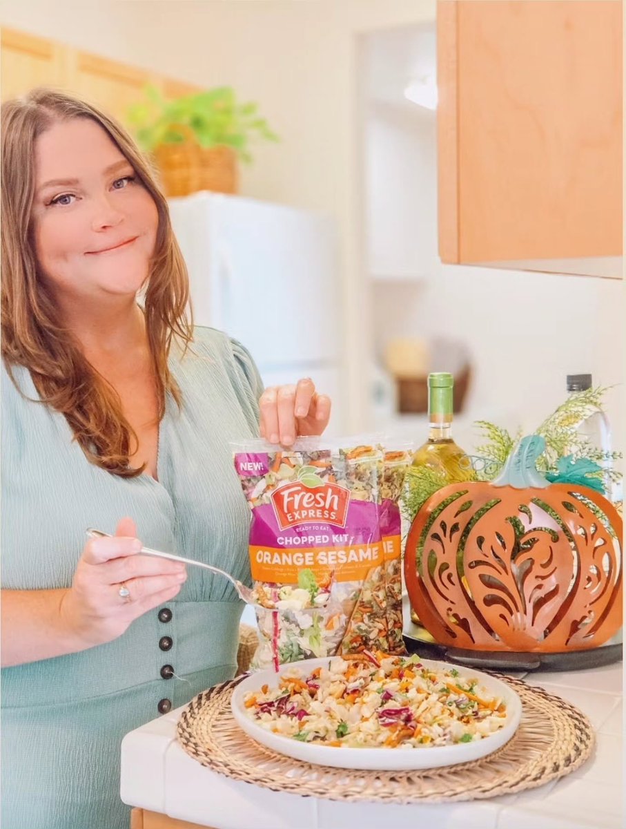FreshUpdates's tweet photo. Lunch Lindesy's way. 🥗✨

Her secret hack starts with our Orange Sesame Chopped Salad Kit, then she makes it her own, sometimes straight from the bowl, sometimes wrapped up, sometimes topped with chicken for an extra protein boost.

One kit. Plenty of ways to Express Yourself. How would you make it yours?