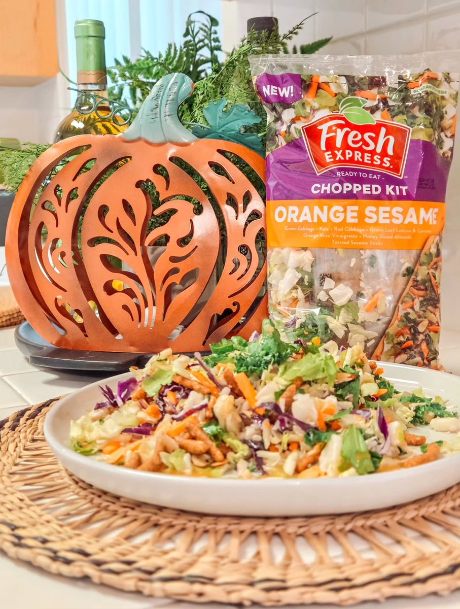 FreshUpdates's tweet photo. Lunch Lindesy's way. 🥗✨

Her secret hack starts with our Orange Sesame Chopped Salad Kit, then she makes it her own, sometimes straight from the bowl, sometimes wrapped up, sometimes topped with chicken for an extra protein boost.

One kit. Plenty of ways to Express Yourself. How would you make it yours?