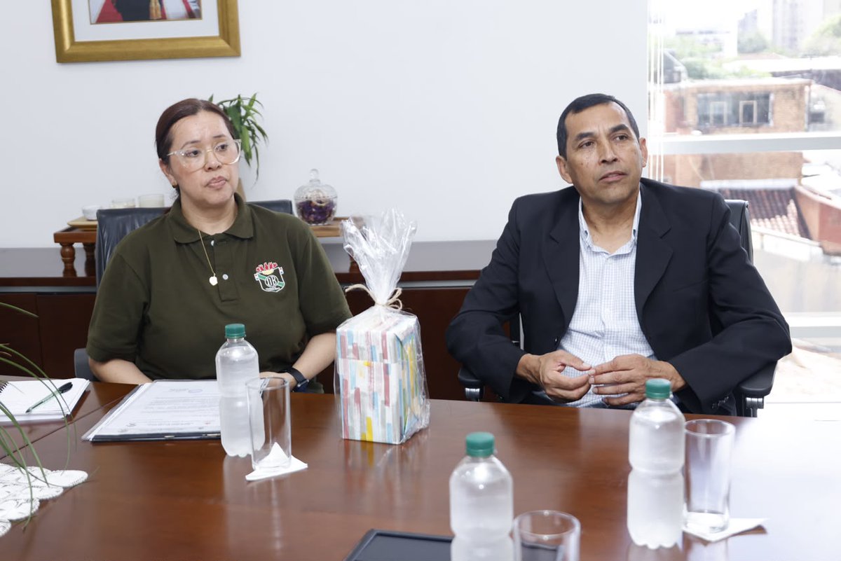 MTESS_PY's tweet photo. #Capacitación| La ministra de Trabajo, @monicarecalded, mantuvo una reunión con directivos del Colegio Monseñor Lasagna, con quienes abordó oportunidades de cooperación para fortalecer la formación de los estudiantes y su vinculación con el mundo laboral.  

Durante el encuentro se analizó la posibilidad de establecer una alianza interinstitucional para facilitar pasantías laborales a estudiantes del área de Informática. Asimismo, se planteó el desarrollo de talleres de habilidades blandas para los jóvenes y acciones de capacitación dirigidas a docentes sobre el uso de la inteligencia artificial aplicada a la pedagogía.  

Estas iniciativas buscan generar más oportunidades para que los estudiantes puedan adquirir experiencia, desarrollar competencias y acercarse de manera progresiva a las demandas del mercado laboral.  

El profesor Ricardo Escobeiro, director escolar de la institución, destacó la apertura del Ministerio de Trabajo para impulsar esta cooperación.  

La ministra estuvo acompañada por la directora de Empleo, Sara Mareco, y la directora de Talentos Humanos, Tania Almada.