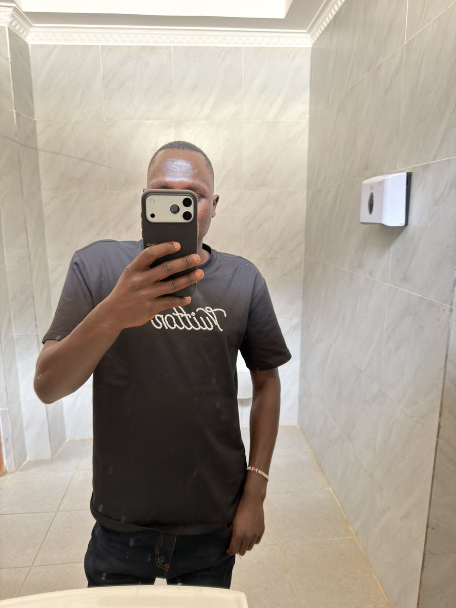 Rutojames7113's tweet photo. Those iPhone mirror selfies. https://t.co/dyMSivxQ6O