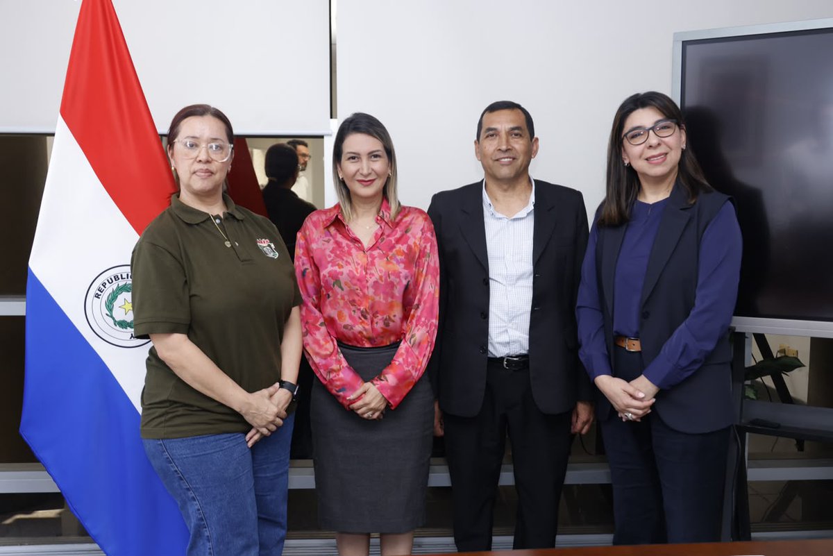 MTESS_PY's tweet photo. #Capacitación| La ministra de Trabajo, @monicarecalded, mantuvo una reunión con directivos del Colegio Monseñor Lasagna, con quienes abordó oportunidades de cooperación para fortalecer la formación de los estudiantes y su vinculación con el mundo laboral.  

Durante el encuentro se analizó la posibilidad de establecer una alianza interinstitucional para facilitar pasantías laborales a estudiantes del área de Informática. Asimismo, se planteó el desarrollo de talleres de habilidades blandas para los jóvenes y acciones de capacitación dirigidas a docentes sobre el uso de la inteligencia artificial aplicada a la pedagogía.  

Estas iniciativas buscan generar más oportunidades para que los estudiantes puedan adquirir experiencia, desarrollar competencias y acercarse de manera progresiva a las demandas del mercado laboral.  

El profesor Ricardo Escobeiro, director escolar de la institución, destacó la apertura del Ministerio de Trabajo para impulsar esta cooperación.  

La ministra estuvo acompañada por la directora de Empleo, Sara Mareco, y la directora de Talentos Humanos, Tania Almada.