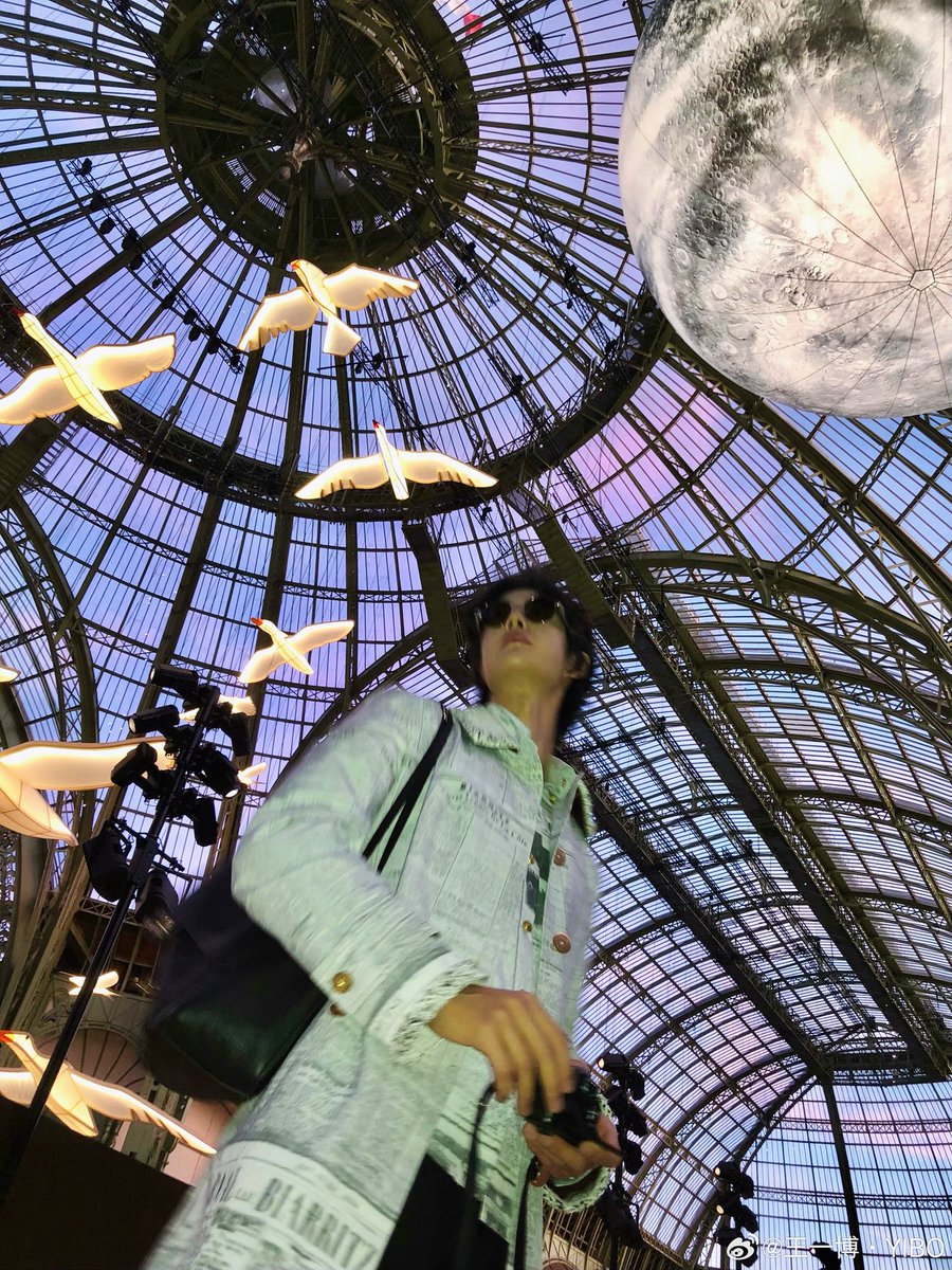2amWangYibo's tweet photo. WANG YIBO CHANELShowSS27 #WangYiboPFWSS27xCHANEL 

SS27 #CHANEL #ParisFashionWeek 
#WangYiboxCHANEL #WangYibo #หวังอี้ป๋อ https://t.co/JxV1UJRjyD