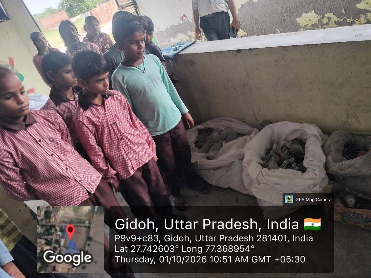 MathuraSbmg's tweet photo. "स्वच्छता ही सेवा 2026"
अंतर्गत उच्च प्राथमिक विद्यालय गिदोह, विकासखंड नंदगांव में विद्यार्थियों को RRC केंद्र का भ्रमण कराया गया। इस दौरान बच्चों को विभिन्न प्रकार के कचरे एवं उनके उचित प्रबंधन की जानकारी दी गई।  #WasteManagemen 
#SwachhtaHiSeva 
#swachhbharatmission https://t.co/GTxkj4O2x1