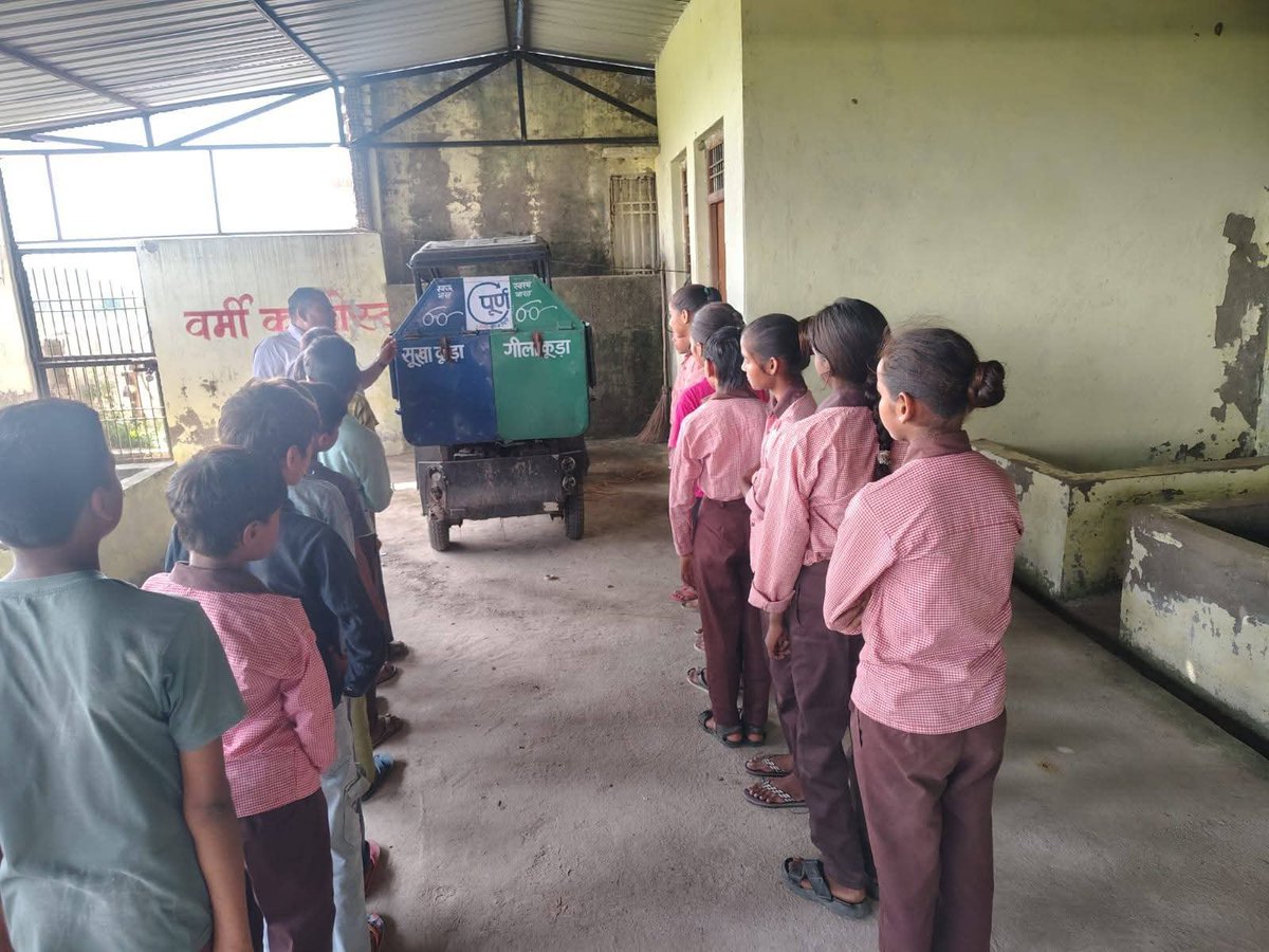 MathuraSbmg's tweet photo. "स्वच्छता ही सेवा 2026"
अंतर्गत उच्च प्राथमिक विद्यालय गिदोह, विकासखंड नंदगांव में विद्यार्थियों को RRC केंद्र का भ्रमण कराया गया। इस दौरान बच्चों को विभिन्न प्रकार के कचरे एवं उनके उचित प्रबंधन की जानकारी दी गई।  #WasteManagemen 
#SwachhtaHiSeva 
#swachhbharatmission https://t.co/GTxkj4O2x1