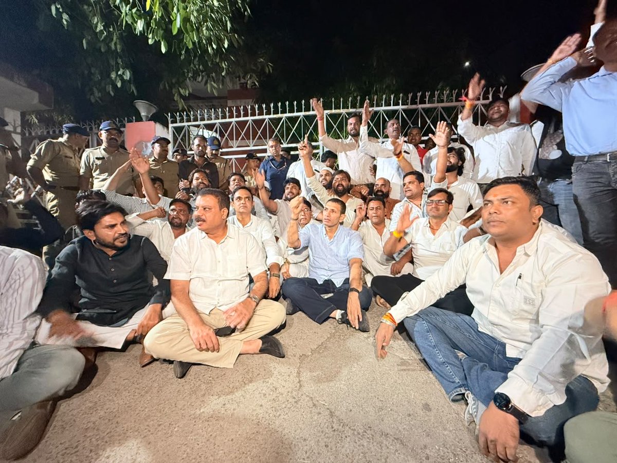 ElectionMP2028's tweet photo. मध्य प्रदेश के जय वीरू भी चुनाव आयोग कार्यालय भोपाल के सामने धरने पर बैठे है। 

राहुल गांधी पर आँच आई है, हर एक कांग्रेसी सड़क पर मिलेगा। https://t.co/FBXJBNSH2w