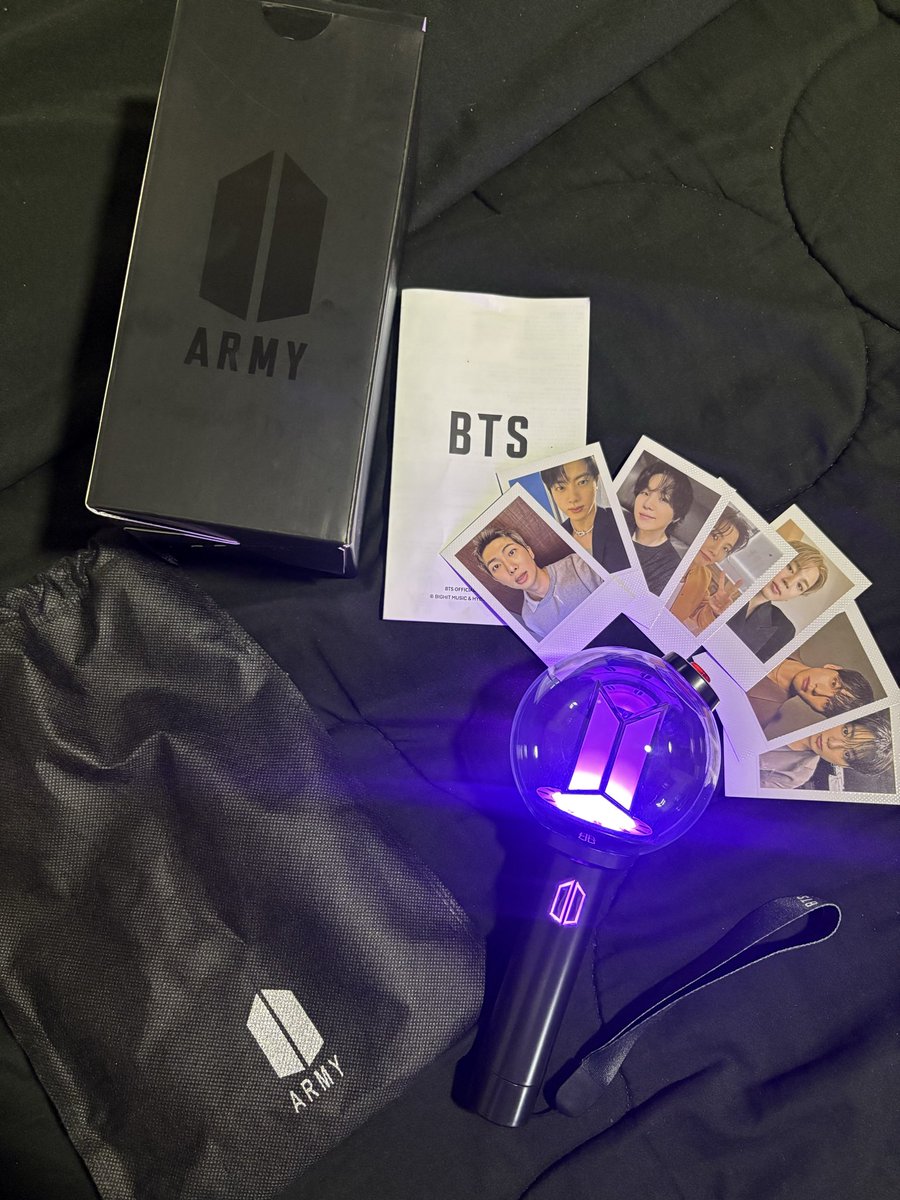 learsan's tweet photo. Armys estou vendendo duas réplicas da ArmyBomb ver. 4

Comprei pensando que eram originais mas não consegui conectá-las ao borawave. Elas se conectam ao aplicativo oficial e é possível fazer a troca de cores normalmente.

Valor: R$ 250

+ Info pela dm 💜 https://t.co/i7p0Y9ohuP
