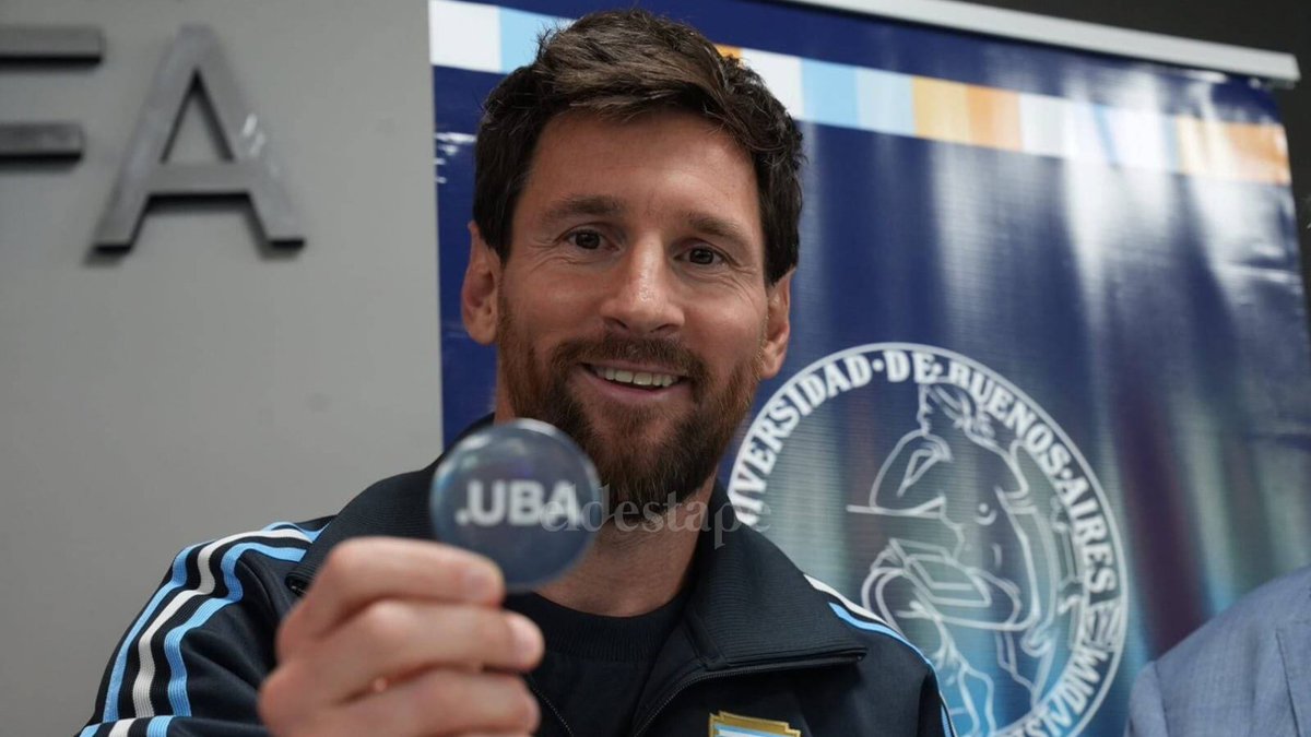 eldestapeweb's tweet photo. 🚨 AHORA | La UBA le entregó el Doctorado Honoris Causa a Lionel Messi