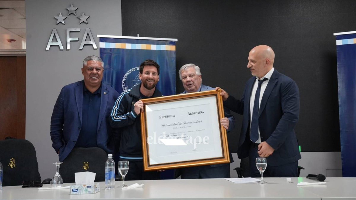 eldestapeweb's tweet photo. 🚨 AHORA | La UBA le entregó el Doctorado Honoris Causa a Lionel Messi