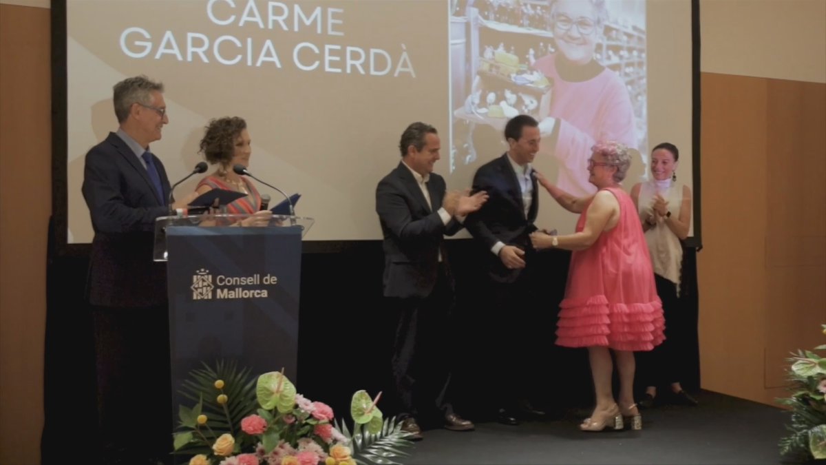 saludediciones's tweet photo. 📺 El Consell de Mallorca ret homenatge a figures referents en el Dia Internacional de la Gent Gran
https://t.co/iCl9XgPTkn
@Ll_Galmes @ConselldeMca @fibwi @carloshern79 https://t.co/4JONNCBQOF