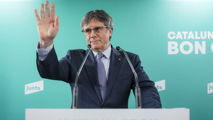 Hermanolobo17's tweet photo. 🔴 ÚLTIMA HORA: Puigdemont medita si volver a España en el maletero del mismo coche en el que se escapó. Según Junts, Miriam Nogueras se pondría al volante acompañada de un Mosso, un utillero del Barça y un compromisario de Caixa
#amnistía #malaslenguas Ester #YAS6Oct Waterloo https://t.co/YFI6xyzD5i