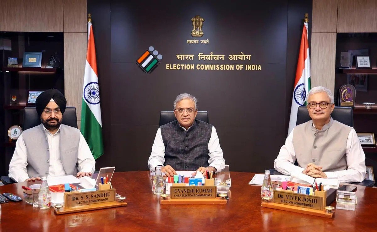 India2047in's tweet photo. @ECISVEEP Rahul Gandhi will ask: Was this press note signed by ALL THREE election commissioners!? https://t.co/YnU8vEWIaA