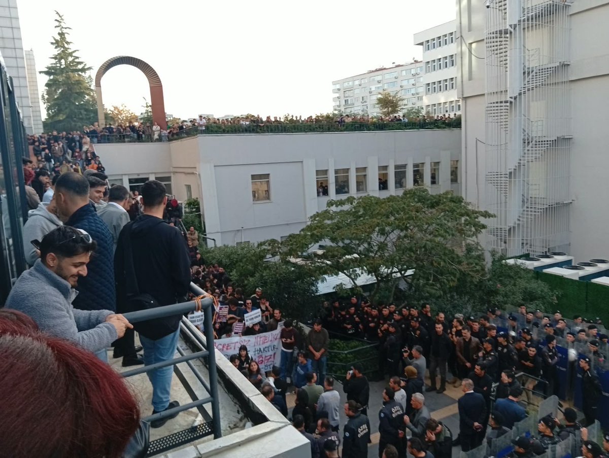 SDTopluluklari's tweet photo. Korkmakta haklısın Naci!

Boğaziçi Üniversitesinde yemekhane zamlarından sonra bir öğün ücretsiz yemek yiyen öğrencilerin üzerine bir dolu kolluk kuvvetini yığan Naci İnci, atanmış rektörlüğünün arkasına sığınamaz!

Müşteri değil, öğrenciyiz! Hakkımız olan nitelikli ve parasız beslenme hakkımızdan vazgeçmeyeceğiz!