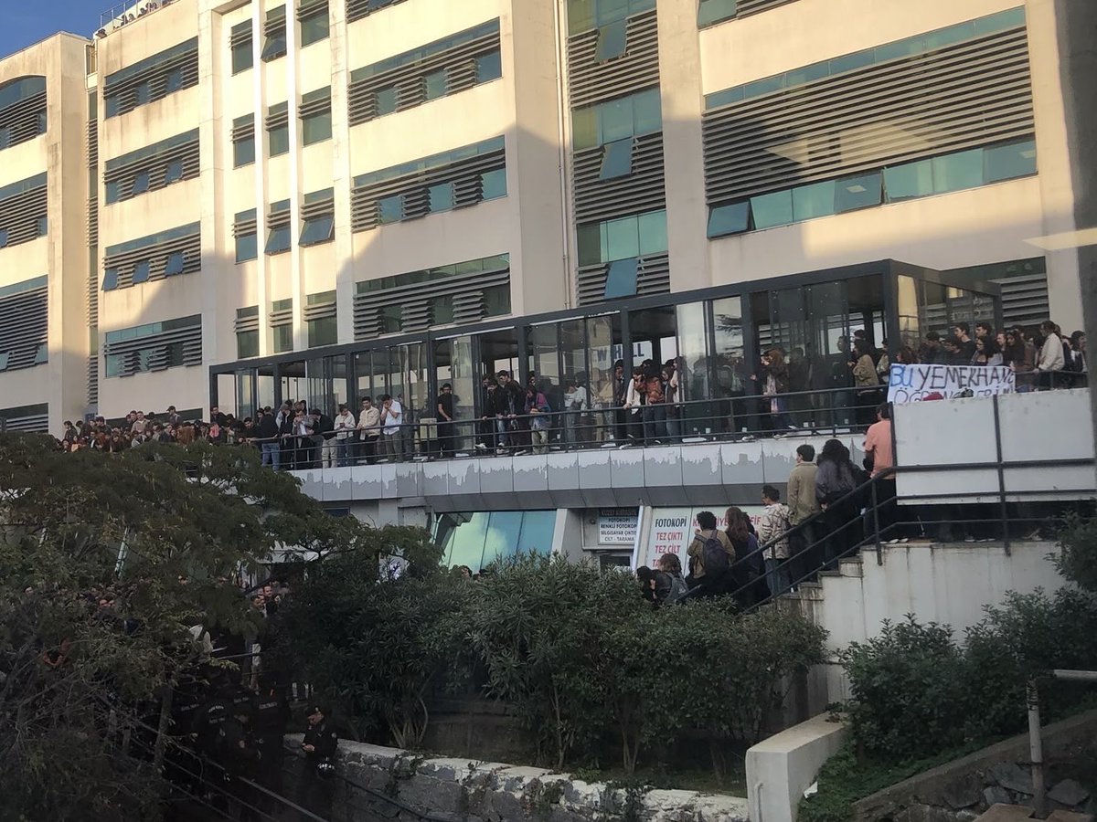 SDTopluluklari's tweet photo. Korkmakta haklısın Naci!

Boğaziçi Üniversitesinde yemekhane zamlarından sonra bir öğün ücretsiz yemek yiyen öğrencilerin üzerine bir dolu kolluk kuvvetini yığan Naci İnci, atanmış rektörlüğünün arkasına sığınamaz!

Müşteri değil, öğrenciyiz! Hakkımız olan nitelikli ve parasız beslenme hakkımızdan vazgeçmeyeceğiz!