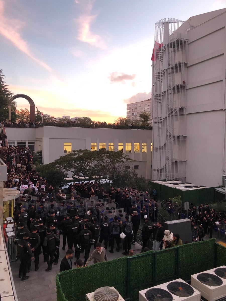 SDTopluluklari's tweet photo. Korkmakta haklısın Naci!

Boğaziçi Üniversitesinde yemekhane zamlarından sonra bir öğün ücretsiz yemek yiyen öğrencilerin üzerine bir dolu kolluk kuvvetini yığan Naci İnci, atanmış rektörlüğünün arkasına sığınamaz!

Müşteri değil, öğrenciyiz! Hakkımız olan nitelikli ve parasız beslenme hakkımızdan vazgeçmeyeceğiz!