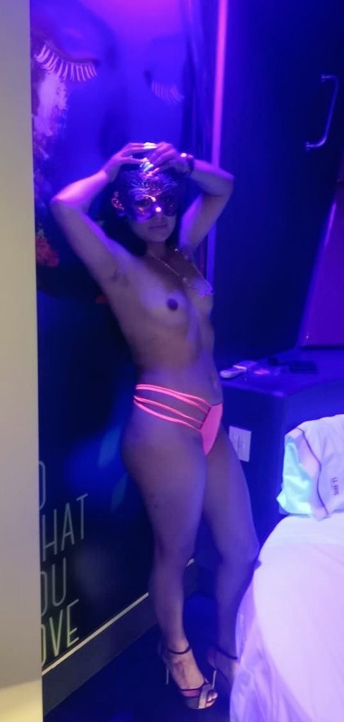 daniahwescort's tweet photo. @AlFaHotwife #MartesDeEnseñarLasTetas https://t.co/kkaPH4VvYZ