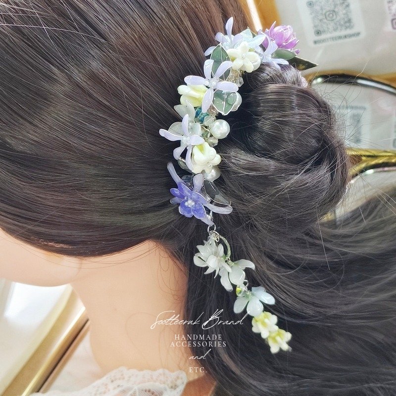 SootteerukB's tweet photo. NO.56 มาลัยรัดเกล้าดอกกุหลาบ/บานไม่รู้โรย/มะลิ/พวงคราม/ดอกรัก
Material : Wire UV resin
*สามารถปรับดัดเป็นจรหูได้*
#HandmadeAccessories

ราคา 1,790.- บาท ส่งฟรี 
💳 บัตรเครดิต *ชาร์จ 2%+VAT*
สนใจเมนชั่น "จอง/จ/CF/F" มาได้เลยนะคะ https://t.co/9yr9gW6jLc