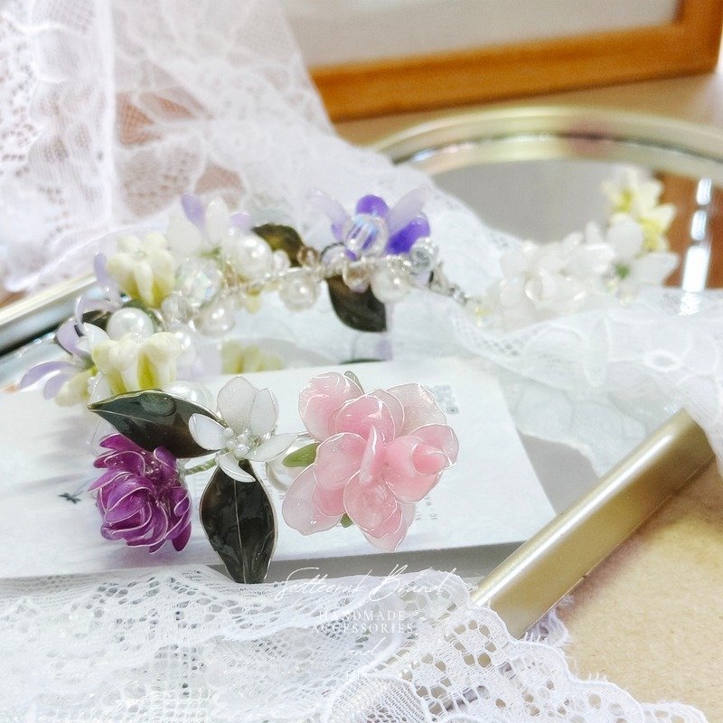 SootteerukB's tweet photo. NO.56 มาลัยรัดเกล้าดอกกุหลาบ/บานไม่รู้โรย/มะลิ/พวงคราม/ดอกรัก
Material : Wire UV resin
*สามารถปรับดัดเป็นจรหูได้*
#HandmadeAccessories

ราคา 1,790.- บาท ส่งฟรี 
💳 บัตรเครดิต *ชาร์จ 2%+VAT*
สนใจเมนชั่น "จอง/จ/CF/F" มาได้เลยนะคะ https://t.co/9yr9gW6jLc